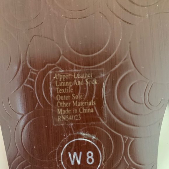 NWOT Gap flip flops - Picture 5 of 5